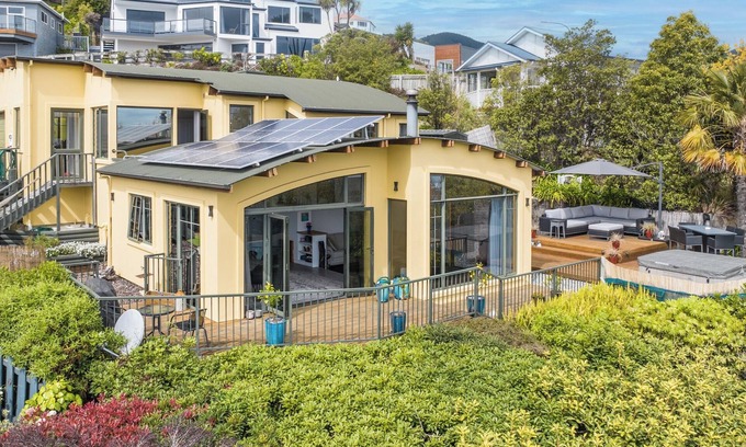 Nelson House | Sunset Heights - Nelson Holiday Home