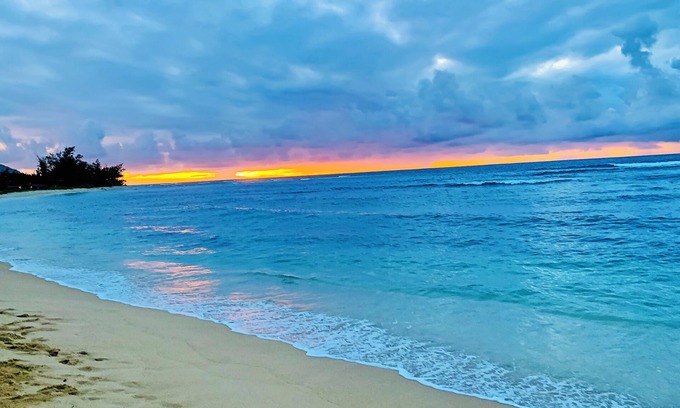 Mokuleia House | Sunset House-beachfront, AC, WiFi, secluded beach, close to epic surf breaks