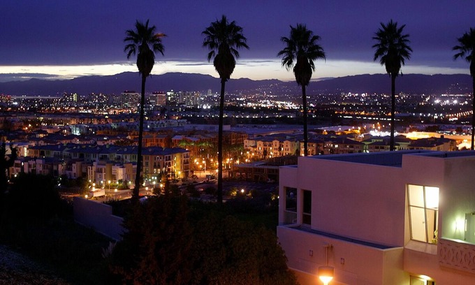 Norma Triangle Apartment | Sunset & LA Cienega, Walk everywhere, free parking, city views, washer dryer.