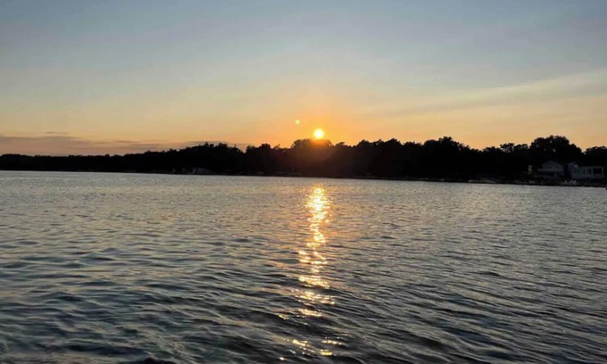 Twin Lakes House | Sunset Lakehouse: lake view, steps from beach and easy commute to Lake Geneva!