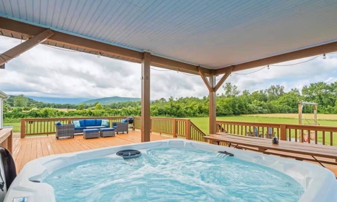 Luray House | Sunset Mountain Retreat! Mountains! Caverns! Hot Tub! Family & dog friendly!