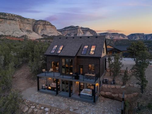 Orderville House | Sunset Pointe Modern Comfort Epic Views Zion
