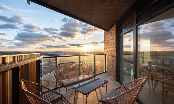 Hounslow Central Condo | Sunset Retreat: Heathrow/Twickenham and Rugby Stadium. Great transport links.
