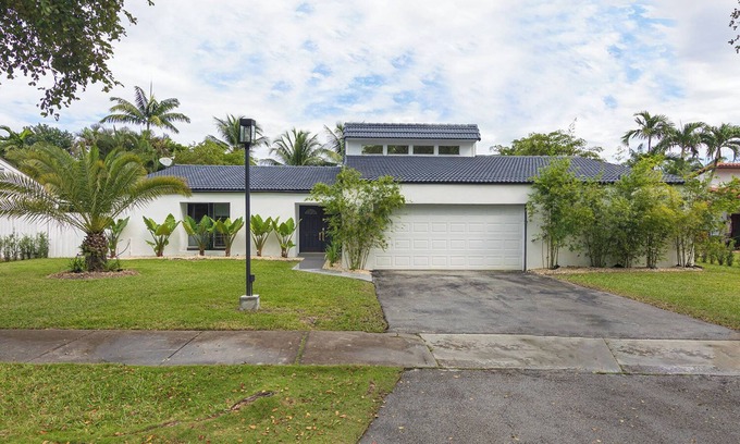 Sunset House | Sunset Retreat - Spacious 5-bedroom house with POOL in awesome Miami