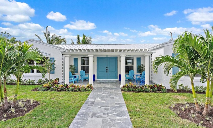 Juno Beach House | Sunset Ridge Cottage - Pool, Bikes, Beach & Views
