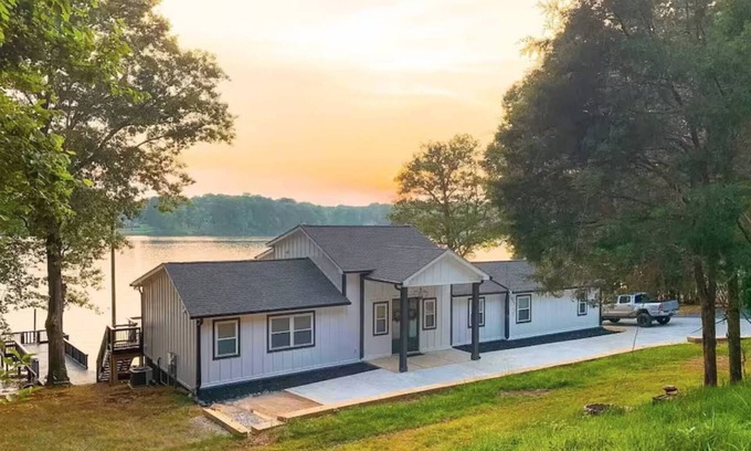 Dixie - Berryhill House | Sunset Shores Retreat: 15% off thru Nov!