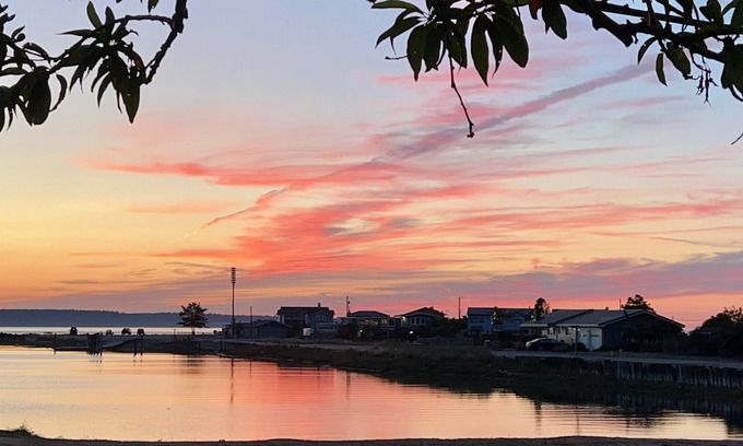 Lagoon Point Cottage | Sunset View Cottage in Lagoon Point -