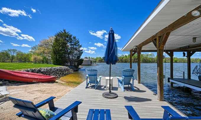 Livingston House | Sunset Views at Lake Anna