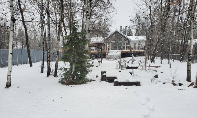Beaconia Cottage | sunset views, private beach, hiking, ice fishing, marina, harbour, bbq, fire pit
