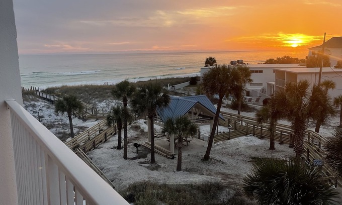 Fort Walton Beach Condo | Sunset Views + Ocean Front Condo Getaway