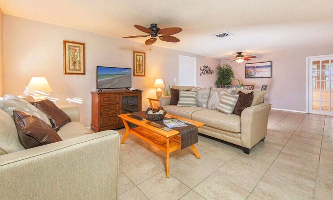 South Venice House | Sunset Villa -Close to Beaches and Shamrock Park - Fenced Yard