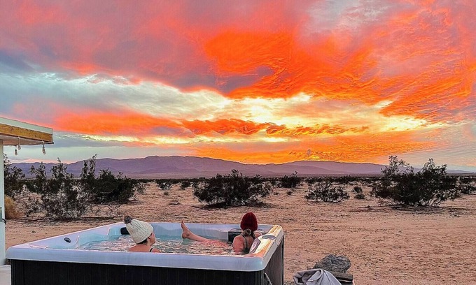Wonder Valley House | Sunsets + Hot Tub + Starlink, 15 mins to Park