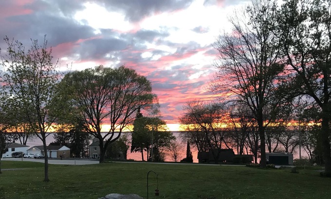 Green Bay Apartment | Sunsets over the Bay, close to University & Packer Stadium & Door county
