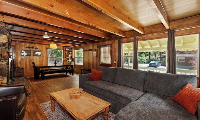 Moonridge Cabin | Sunshine Cabin Cozy 2-Story Getaway
