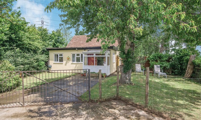 Fiddington Cottage | SUNSHINE LODGE, pet friendly, character holiday cottage in Stogursey