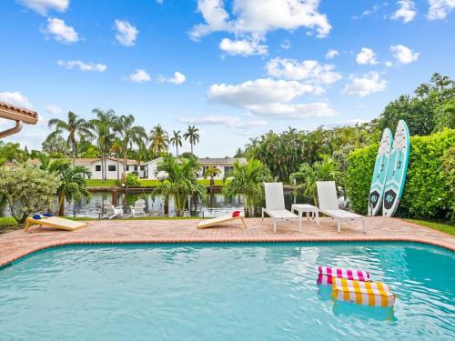 Coral Ridge Isles House | Sunshine Retreat I Waterfront I Pool I Paddle Boards I Bikes