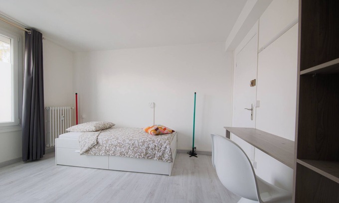 Reims Apartment | Sunshine's room with shower