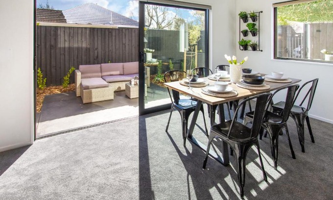 Saint Albans Apartment | Sunsoaked & Stylish 3 Bed, 1.5 Bath Home w Garage