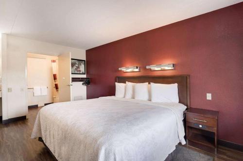 Deerfield Hotel | Super 8 by Wyndham Deerfield - Northbrook