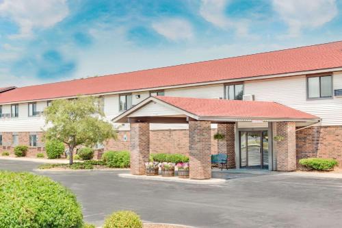 Ashwaubenon Hotel | Super 8 by Wyndham Green Bay Near Stadium