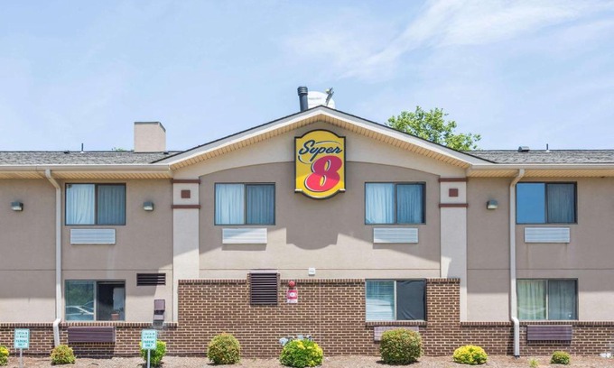 Downtown Hotel | Super 8 by Wyndham Hampton