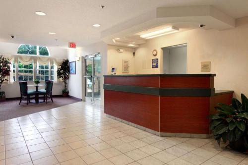 Seven Oaks Hotel | Super 8 by Wyndham Harbison/Parkridge Hospital
