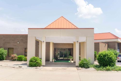 Harrison Hotel | Super 8 by Wyndham Harrison OH