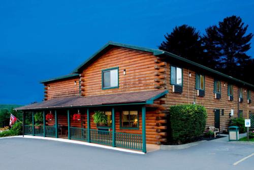 Lake George Hotel | Super 8 by Wyndham Lake George/Warrensburg Area