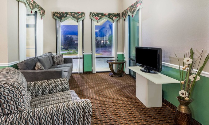 Madison Hotel | Super 8 by Wyndham Madison/Ridgeland Area