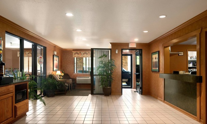 East Peoria Hotel | Super 8 by Wyndham Peoria East