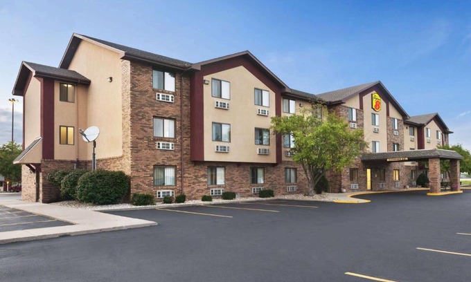 Peoria Hotel | Super 8 by Wyndham Peoria
