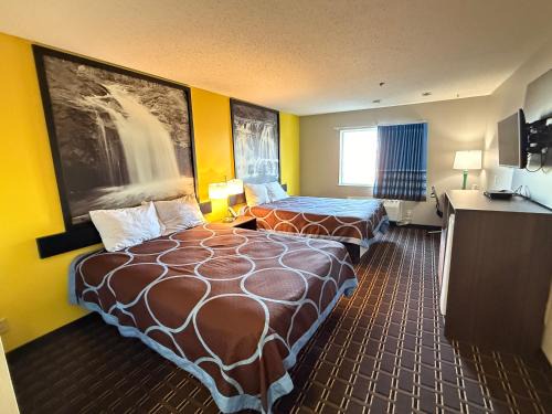 Reedsburg Hotel | Super 8 by Wyndham Reedsburg