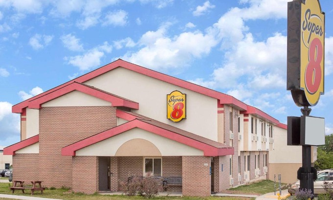 Sheboygan Hotel | Super 8 by Wyndham Sheboygan WI