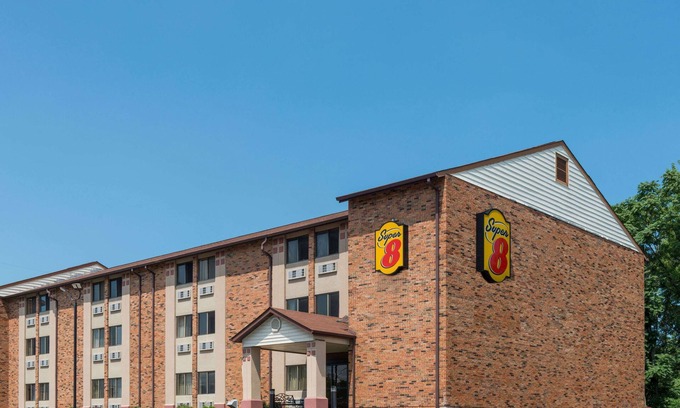 St. Charles Hotel | Super 8 by Wyndham St Charles
