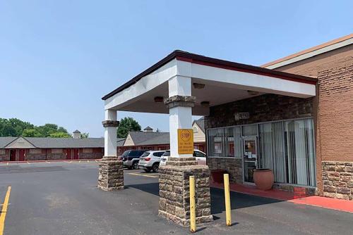 Youngstown Hotel | Super 8 by Wyndham Youngstown Girard