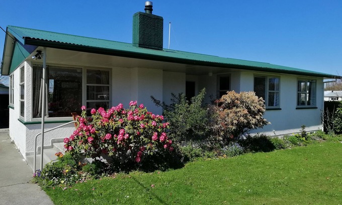 Greytown House | Super Central Cosy Kiwiana Greytown House with Garage