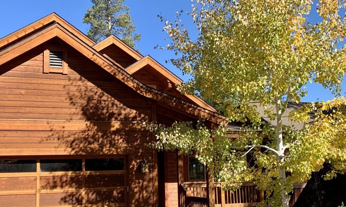 Truckee House | SUPER CLEAN Luxury home w/hot tub & steam shower. Walk to town & regional park!