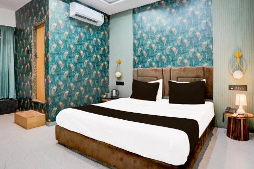 Surat Hotel | Super Collection O Adajan Formerly Hotel Sky Palace