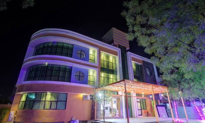 Gandhinagar Hotel | Super Collection O Siddharth Corporate