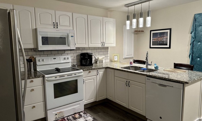 Woodbine Apartment | Super comfy 1 bedroom apartment close to downtown