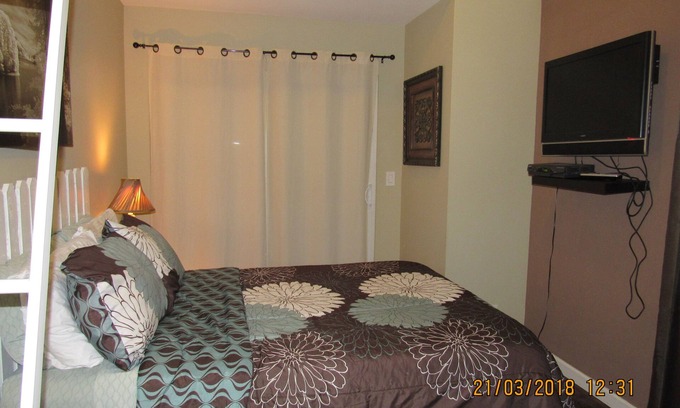 Big Bear Lake Cabin | Super cute and clean 2 bedroom 2 bath Centrally located in Big Bear Lake