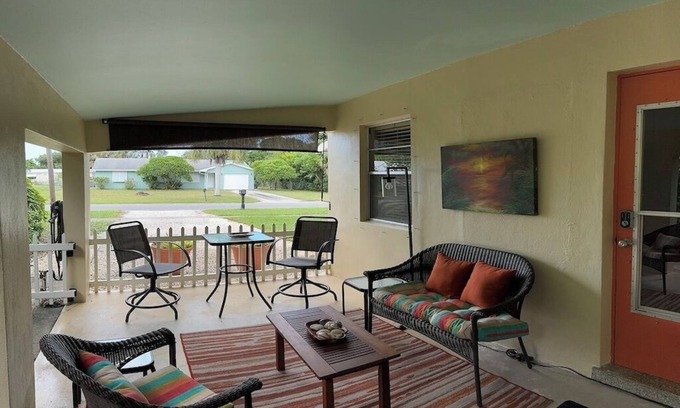 Stuart Cottage | Super Cute & Clean Pet Friendly Cottage near Beaches & Quaint Downtown Stuart