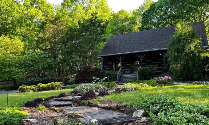 Franklin County Cabin | Super Cute & Cozy Cabin In The Paradise With 65" TV, Hot Tub, Boats, Bikes.