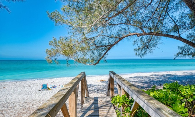 Englewood Apartment | Super cute, fun studio steps from everything beachy. Gecko House Manasota Key.