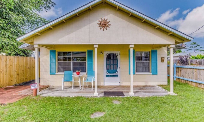 Navy Point House | Super Cute Guest House!