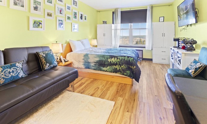 Snowshoe Apartment | Super Cute Studio Next To Ski Slope WiFi Village
