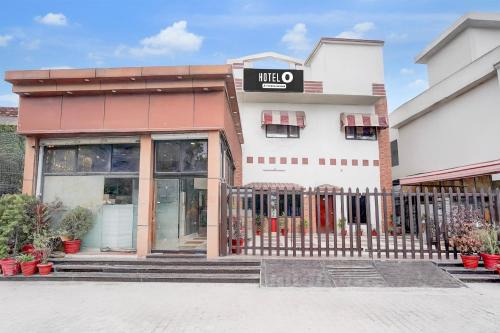 Dehradun Hotel | Super Hotel O Tyagi Road near Railway Station