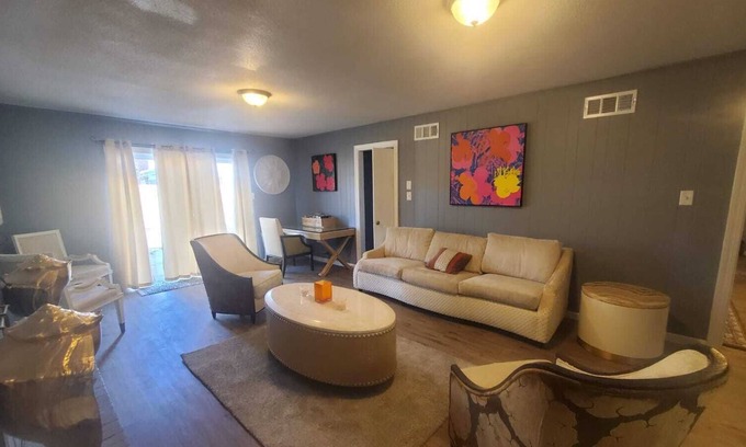 Parkway Village House | Super Large East Memphis 23 Beds