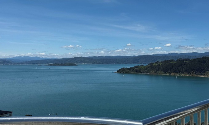 Wellington House | Super large seaview house