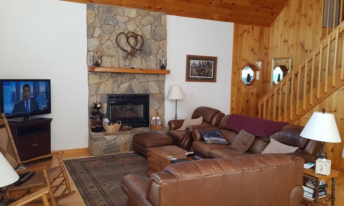 Murphy Cabin | Super pricing! FUN GETAWAY! GREAT VIEWS, & LOCATION! 4bds/3baths